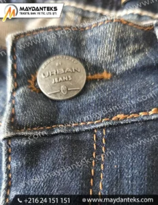 Bouton métallique à vis pour jeans et vêtements en denim. Fixation solide, idéale pour textiles épais, couture, confection et réparation textile.