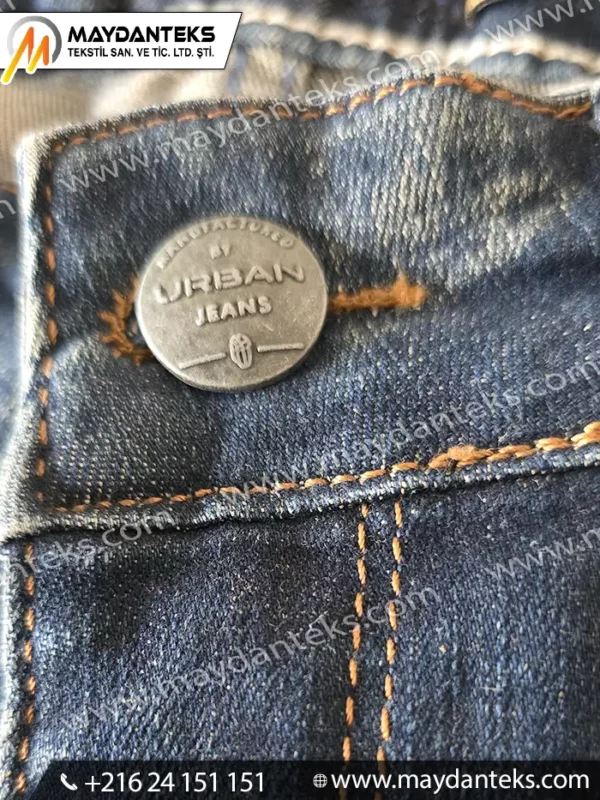 Bouton métallique à vis pour jeans et vêtements en denim. Fixation solide, idéale pour textiles épais, couture, confection et réparation textile.