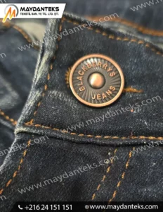 Bouton métallique pression pour jeans en denim avec couture apparente
