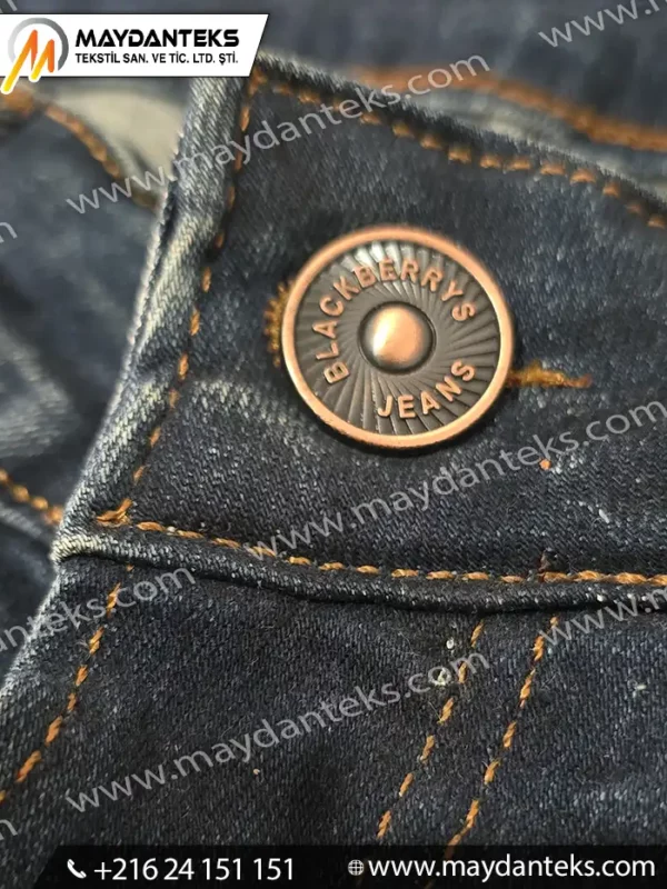 Bouton métallique pression pour jeans en denim avec couture apparente