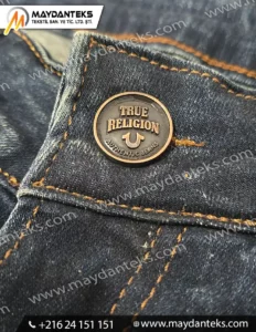 Bouton métallique rond gravé pour jeans en denim avec couture apparente