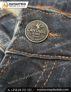 Bouton métallique rond gravé pour jeans en denim avec couture apparente