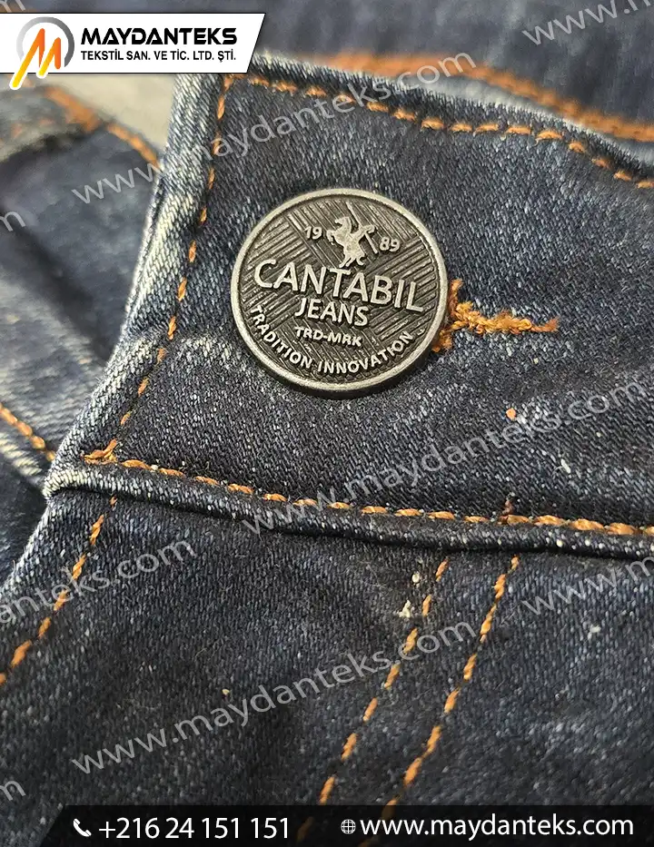 Bouton métallique rond gravé pour jeans en denim avec couture apparente