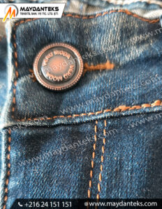 Bouton métallique style denim pour jeans avec finition authentique et couture renforcée