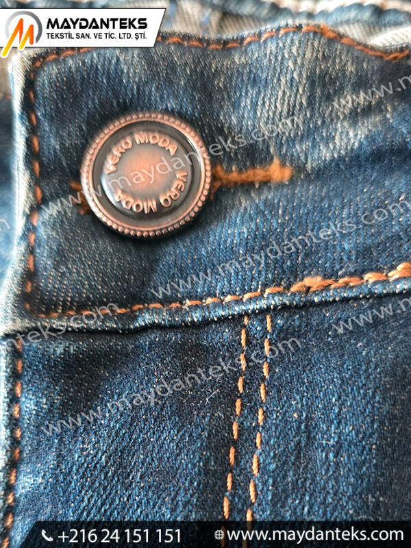 Bouton métallique style denim pour jeans avec finition authentique et couture renforcée