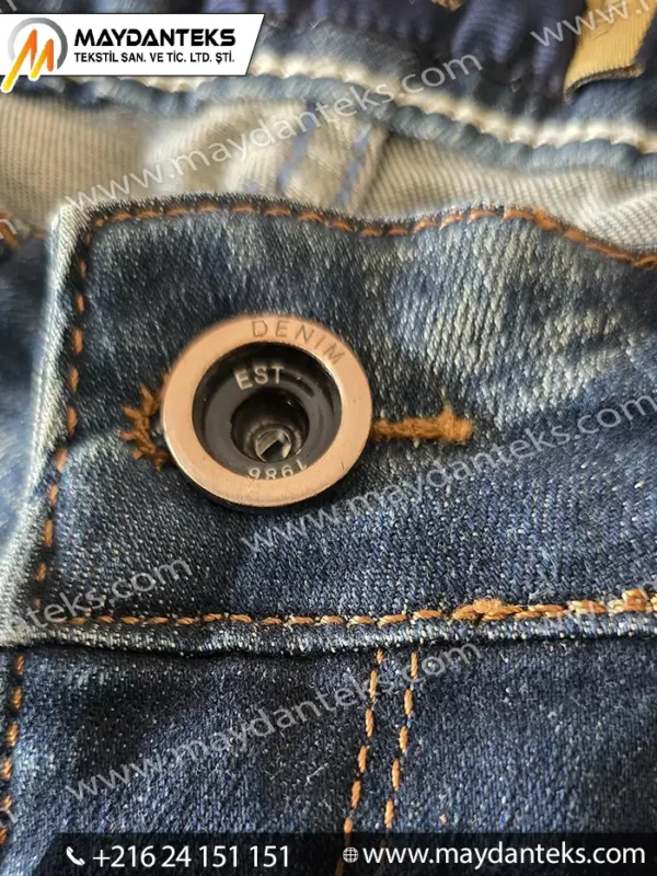 Bouton pression métallique pour jeans avec fixation renforcée sur denim