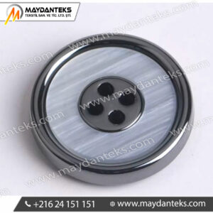 Un bouton élégant pour des créations haut de gamme Ce bouton métal gunmetal avec centre nacré gris offre une alternative plus subtile aux designs très contrastés. Il apporte une finition sophistiquée sans être trop visuel, parfait pour des collections élégantes et intemporelles. Un contraste doux et raffiné Le métal gunmetal structure le design tandis que le centre nacré capte la lumière avec finesse. Ce jeu de textures crée un effet premium discret, très apprécié dans le tailoring et la mode contemporaine. Une conception robuste et durable Pensé pour un usage professionnel : • Structure métallique résistante aux chocs • Résine nacrée résistante aux rayures • Bonne tenue aux lavages répétés • Stabilité visuelle dans le temps Fixation fiable et adaptée à la confection La configuration 4 trous assure une couture solide, idéale pour les vêtements soumis à tension ou à usage fréquent. Applications idéales • Vestes de costume et blazers • Manteaux et trench-coats • Mode masculine et féminine élégante • Uniformes premium • Accessoires textile et maroquinerie Un choix stratégique pour marques premium Ce bouton permet d’augmenter la valeur perçue d’un produit tout en restant sobre. Il est idéal pour des collections visant un positionnement haut de gamme sans effet “bling”. Caractéristiques techniques Matière : Alliage métallique + résine nacrée Type : Bouton 4 trous Finition : Gunmetal brillant + centre gris perlé Structure : Bicolore avec insert nacré Fixation : Couture standard Résistance : Choc, usure, lavage Positionnement : Premium / élégant