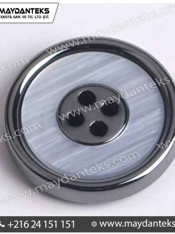 Un bouton élégant pour des créations haut de gamme Ce bouton métal gunmetal avec centre nacré gris offre une alternative plus subtile aux designs très contrastés. Il apporte une finition sophistiquée sans être trop visuel, parfait pour des collections élégantes et intemporelles. Un contraste doux et raffiné Le métal gunmetal structure le design tandis que le centre nacré capte la lumière avec finesse. Ce jeu de textures crée un effet premium discret, très apprécié dans le tailoring et la mode contemporaine. Une conception robuste et durable Pensé pour un usage professionnel : • Structure métallique résistante aux chocs • Résine nacrée résistante aux rayures • Bonne tenue aux lavages répétés • Stabilité visuelle dans le temps Fixation fiable et adaptée à la confection La configuration 4 trous assure une couture solide, idéale pour les vêtements soumis à tension ou à usage fréquent. Applications idéales • Vestes de costume et blazers • Manteaux et trench-coats • Mode masculine et féminine élégante • Uniformes premium • Accessoires textile et maroquinerie Un choix stratégique pour marques premium Ce bouton permet d’augmenter la valeur perçue d’un produit tout en restant sobre. Il est idéal pour des collections visant un positionnement haut de gamme sans effet “bling”. Caractéristiques techniques Matière : Alliage métallique + résine nacrée Type : Bouton 4 trous Finition : Gunmetal brillant + centre gris perlé Structure : Bicolore avec insert nacré Fixation : Couture standard Résistance : Choc, usure, lavage Positionnement : Premium / élégant