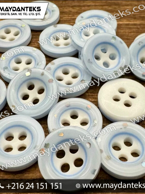 Bouton couture bleu nacré à 4 trous avec paillettes argentées (résine polyester).