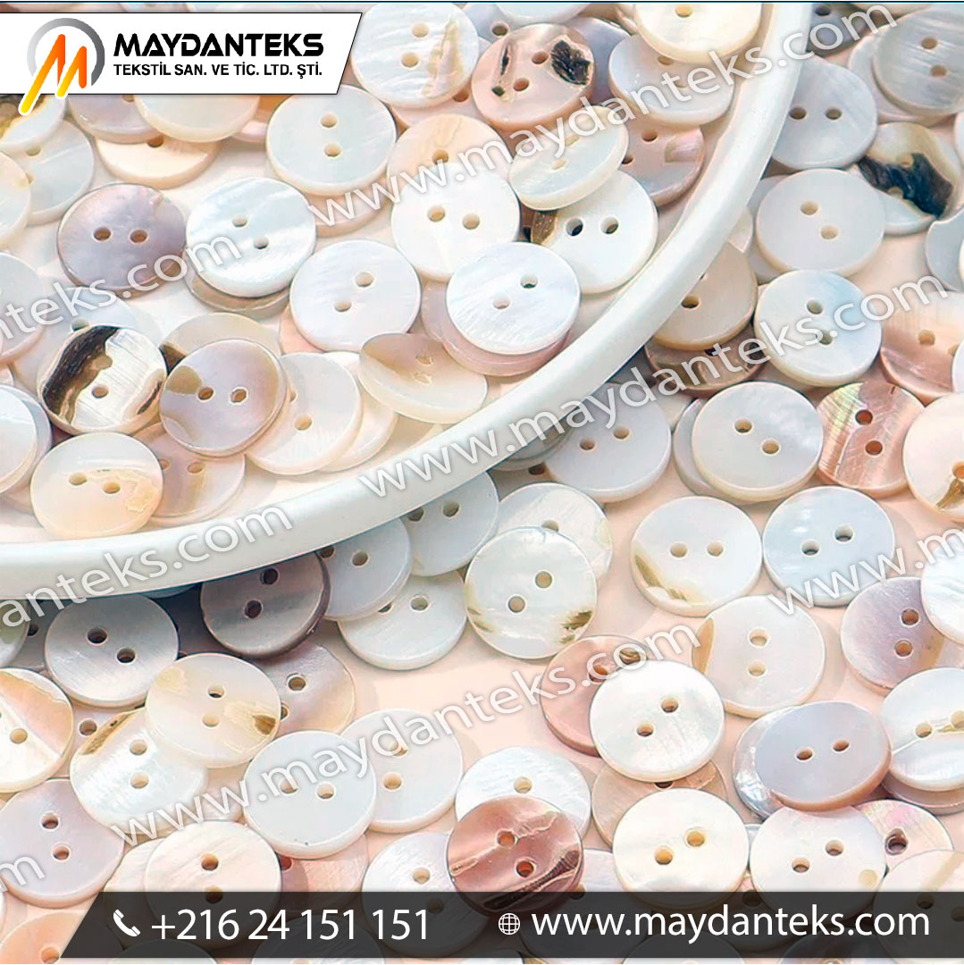 lot-de-boutons-en-nacre-naturelle-irisee-2-trous-pour-confection-textile-luxe-mercerie-gros-plan-texture-coquillage