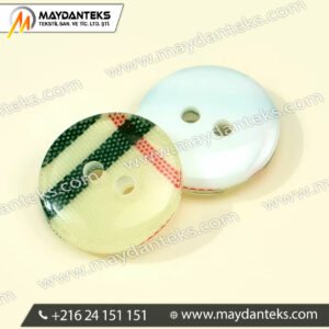 bouton-resine-epoxy-transparente-2-trous-motif-textile-rayures-vertes-rouges-effet-loupe-brillant-couture-haute-gamme-mercerie